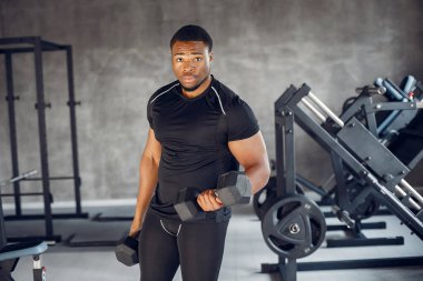 Yakışıklı bir zenci spor salonunda nişanlanıyor.