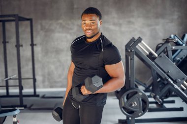 Yakışıklı bir zenci spor salonunda nişanlanıyor.