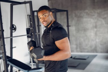 Yakışıklı bir zenci spor salonunda nişanlanıyor.