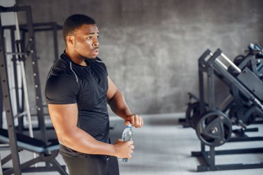 Yakışıklı bir zenci spor salonunda nişanlanıyor.