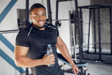 Yakışıklı bir zenci spor salonunda nişanlanıyor.