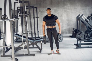 Yakışıklı bir zenci spor salonunda nişanlanıyor.