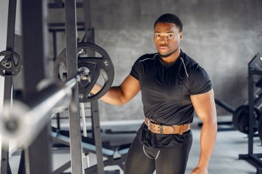 Yakışıklı bir zenci spor salonunda nişanlanıyor.