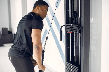 Yakışıklı bir zenci spor salonunda nişanlanıyor.