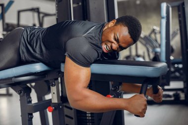 Yakışıklı bir zenci spor salonunda nişanlanıyor.