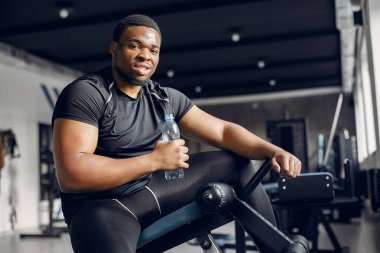 Yakışıklı bir zenci spor salonunda nişanlanıyor.