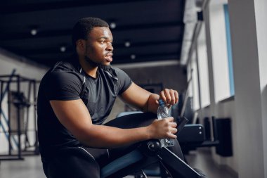 Yakışıklı bir zenci spor salonunda nişanlanıyor.