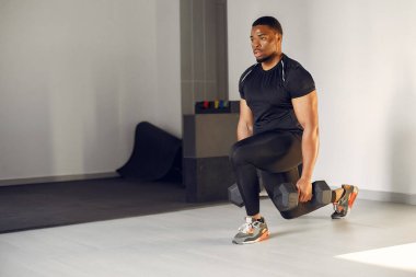 Yakışıklı bir zenci spor salonunda nişanlanıyor.