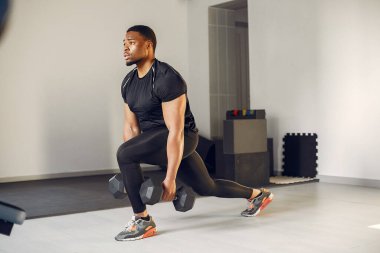 Yakışıklı bir zenci spor salonunda nişanlanıyor.