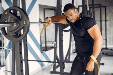 Yakışıklı bir zenci spor salonunda nişanlanıyor.