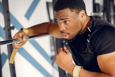 Yakışıklı bir zenci spor salonunda nişanlanıyor.