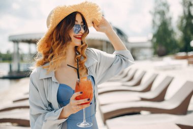 Bir tatil köyünde güzel ve zarif bir kız.