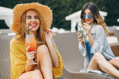 Bir tatil köyünde iki zarif kız.