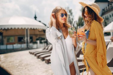 Bir tatil köyünde iki zarif kız.