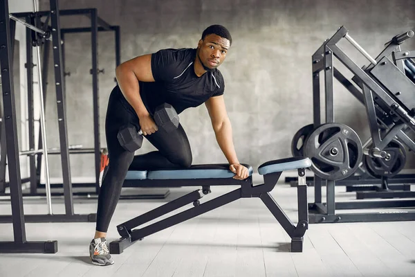 Ένας όμορφος μαύρος είναι αρραβωνιασμένος σε ένα γυμναστήριο. — Φωτογραφία Αρχείου