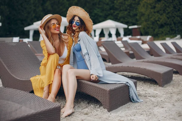 Twee elegante meisjes op een resort — Stockfoto