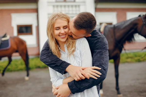 Мила любляча пара з конем на ранчо — стокове фото