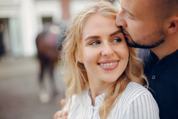 Söta kärleksfulla par med häst på ranch — Stockfoto