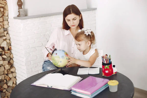 Učitel s litthe dívka studuje doma — Stock fotografie