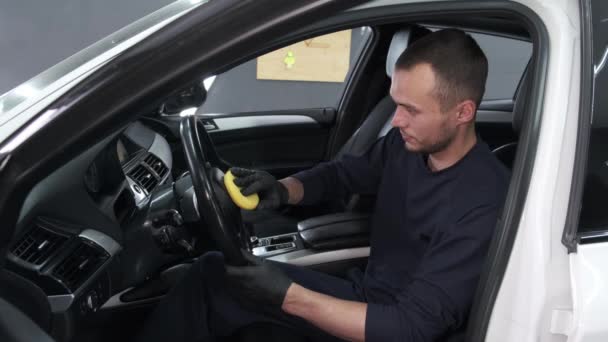 Чоловік польський салон автомобіля в гаражі — стокове відео