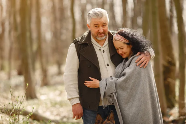 Elegante pareja adulta en un bosque de primavera — Foto de Stock