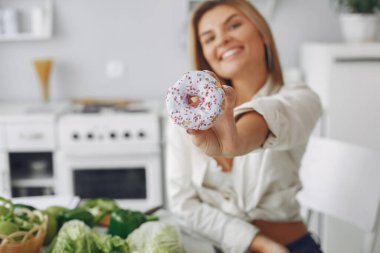 Mutfakta sebzeli güzel ve sportif bir kız.