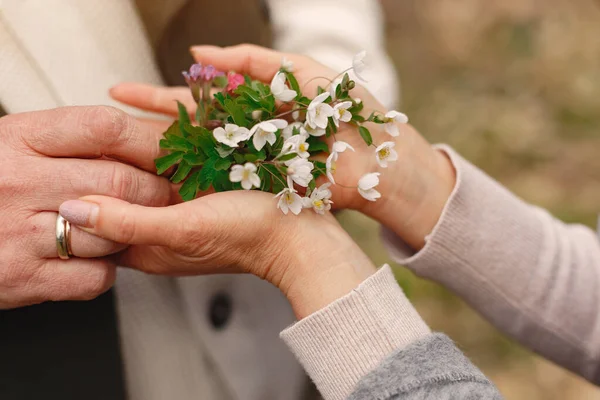 Elegante pareja adulta en un bosque de primavera — Foto de Stock