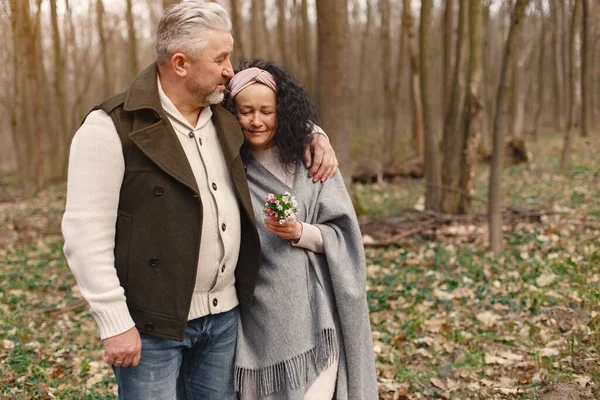 Elegantní dospělý pár v jarním lese — Stock fotografie