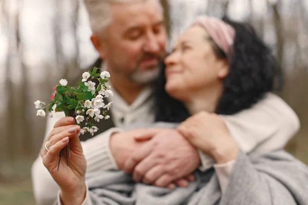 Elegantní dospělý pár v jarním lese — Stock fotografie