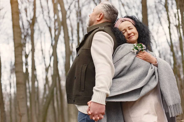 Casal adulto elegante em uma floresta de primavera — Fotografia de Stock