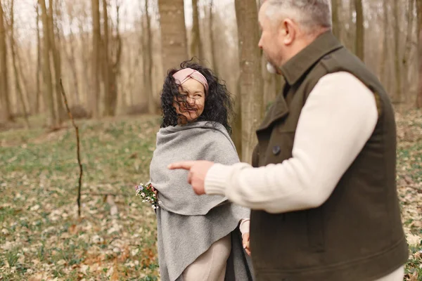 Casal adulto elegante em uma floresta de primavera — Fotografia de Stock