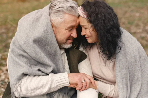 Elegante pareja adulta en un bosque de primavera — Foto de Stock