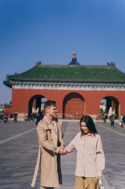 Pekin 'de turistik yerleri keşfeden sevimli bir çift.