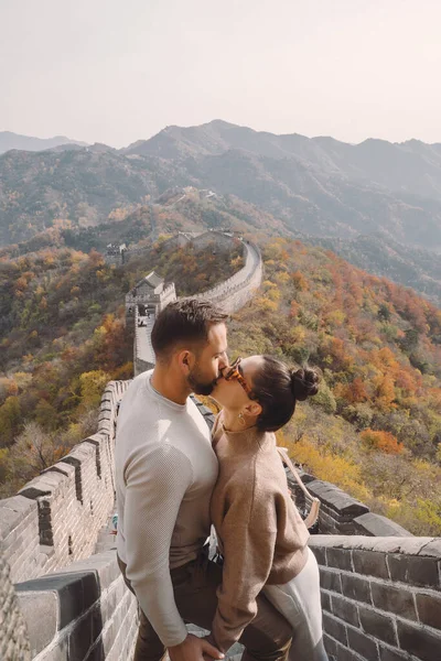 Hermosa pareja joven mostrando afecto en la Gran Muralla de China — Foto de Stock