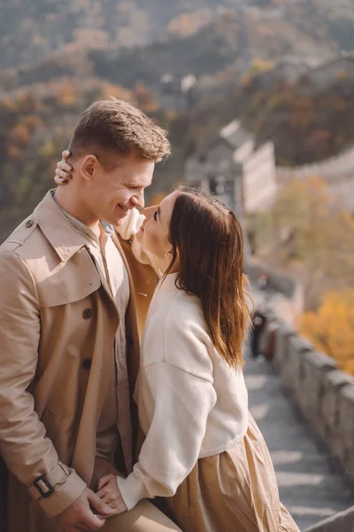 Belo jovem casal mostrando carinho na Grande Muralha da China — Fotografia de Stock