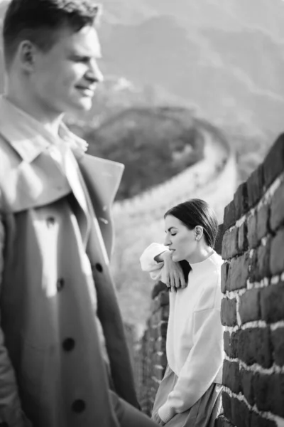 Beautiful young couple posing at the Great Wall of China — 스톡 사진