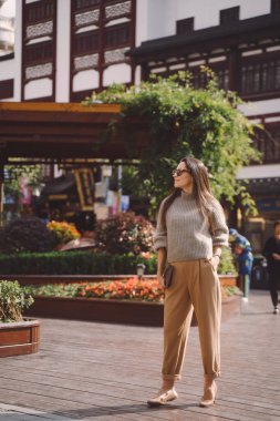 Esmer kız Şangay 'da yerel bir meydanı keşfediyor.