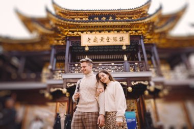 Yeni evli çift Çin 'i ziyaret ederken Şangay' da el ele tutuşuyorlar.