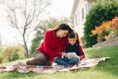 Güzel anne ile küçük oğlu
