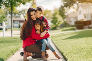 Küçük çocukları olan güzel bir anne.