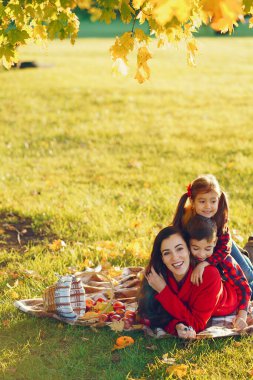 Küçük çocukları olan güzel bir anne.