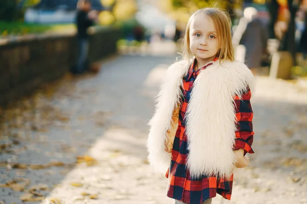 Pequena menina elegante — Fotografia de Stock