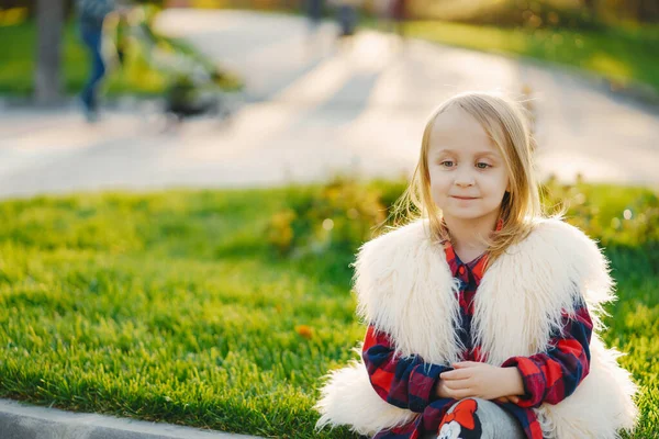 Pequena menina elegante — Fotografia de Stock