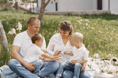 Yaz bahçesinde oynayan sevimli bir aile.