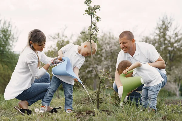 有小儿子的家庭正在院子里种树 — 图库照片
