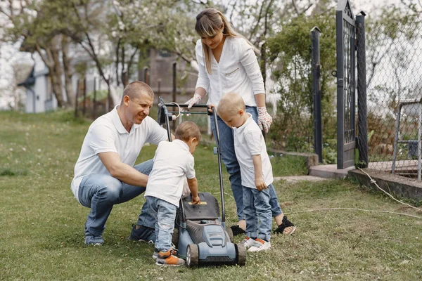 割草机工人和儿子在后院干活 — 图库照片