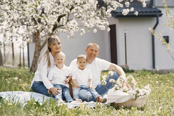 夏の庭で遊ぶかわいい家族 — ストック写真