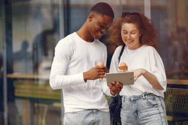 Irklar arası öğrenciler parkta eğleniyor ve gülüyor.