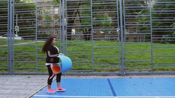 Над размером женщины, делающей упражнения на растяжку — стоковое видео
