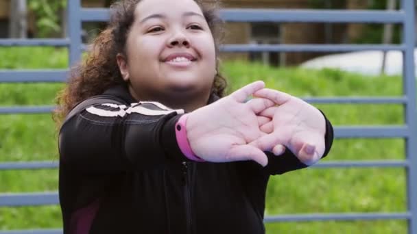 Sur la taille d'une femme faisant des exercices d'étirement — Video